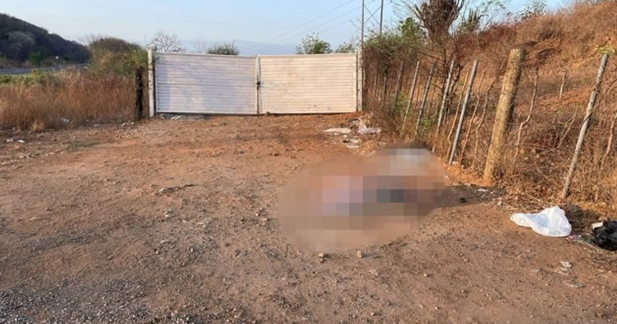 Escena del crimen en autopista México 15, Culiacán, con evidencias de violencia armada y hallazgo de cadáver.