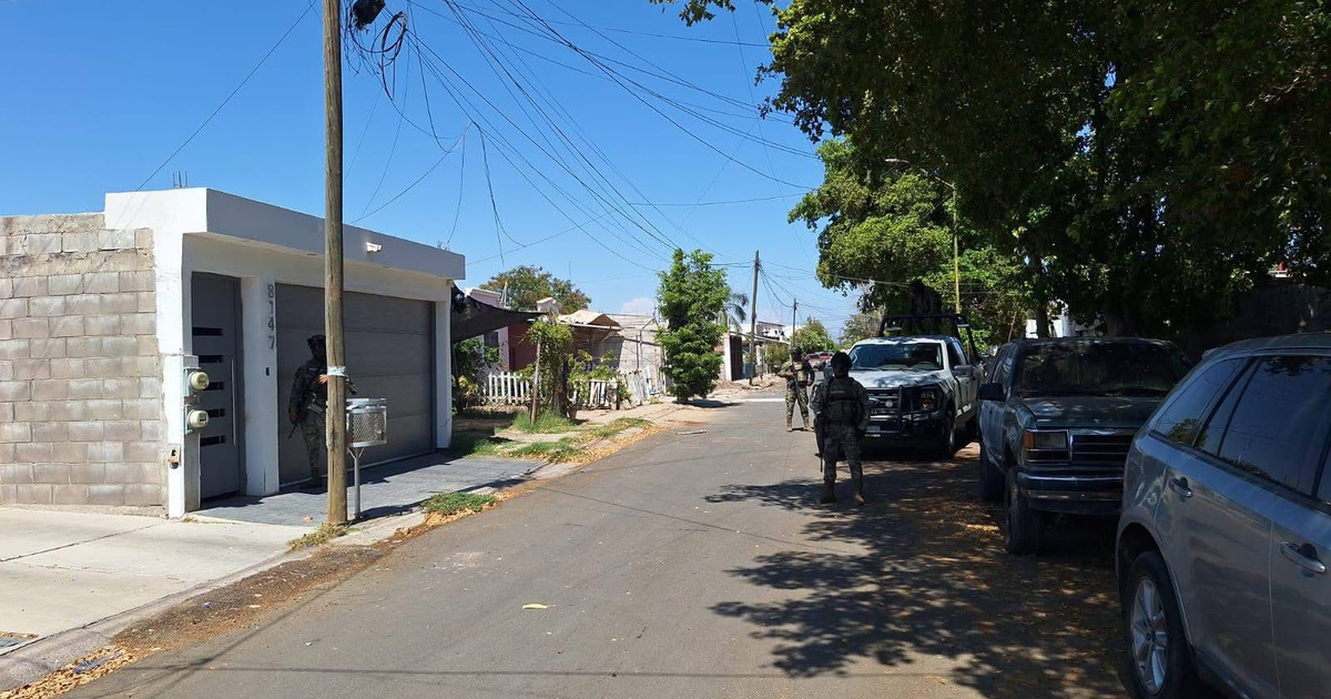 Calle en Las Terrazas, Culiacán, con casas, vehículos y personas tras incidente armado