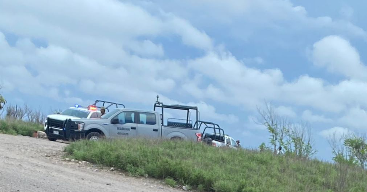 Vehículos de seguridad en área rural de Mazatlán tras hallazgo de cuerpo en El Faro