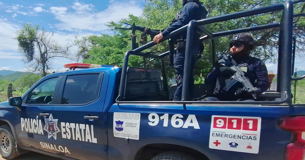 Camioneta de la Policía Estatal de Sinaloa con agentes armados en área rural