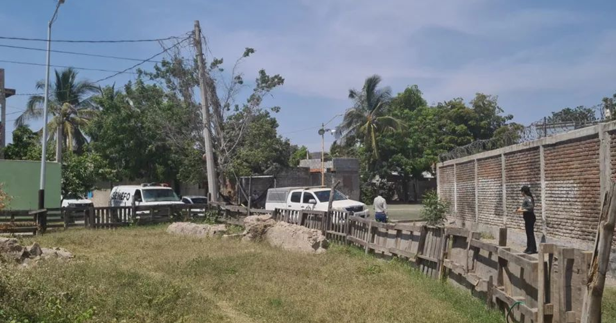 Camioneta del Servicio Médico Forense en escena de investigación en el Estero de Urías