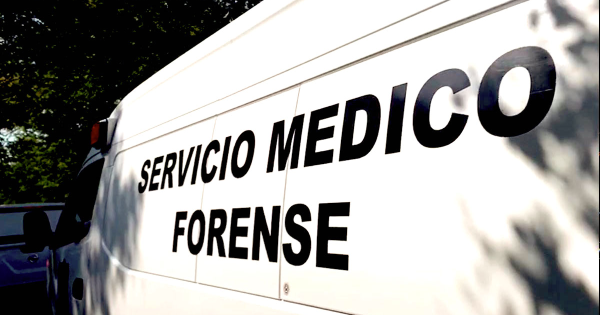 Camioneta del Servicio Médico Forense en Culiacán, rodeada de vegetación.
