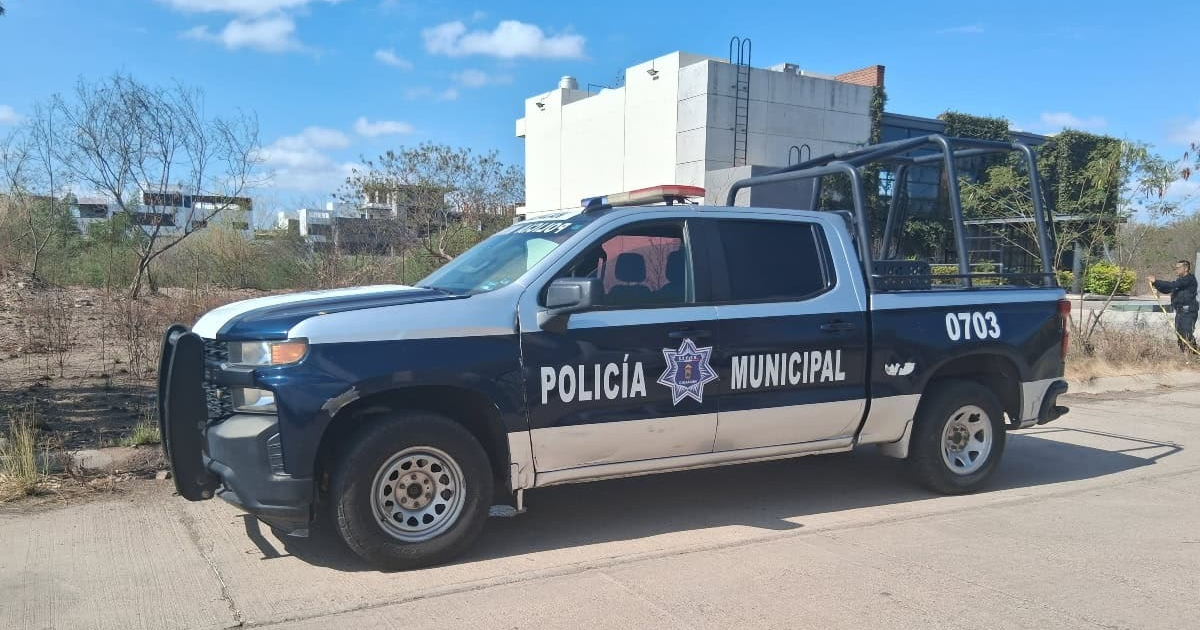 Camioneta de policía municipal en área desértica, relacionada con un crimen en Culiacán.