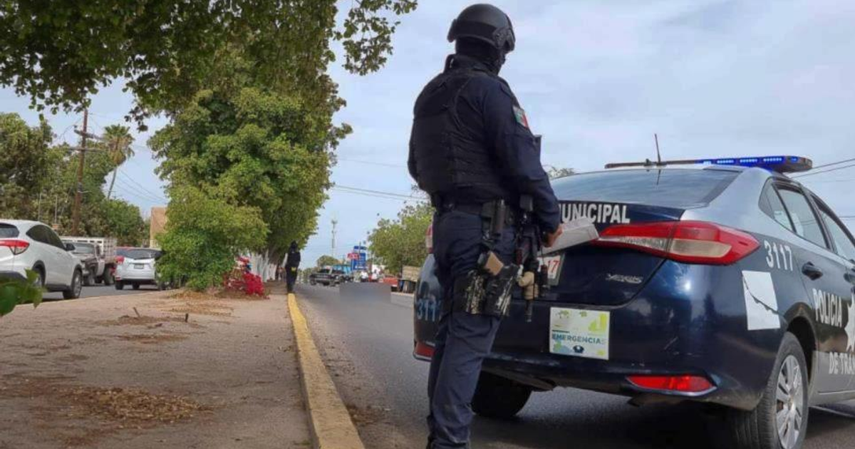 Policía municipal junto a patrulla en escena del crimen en San Pedro, Navolato