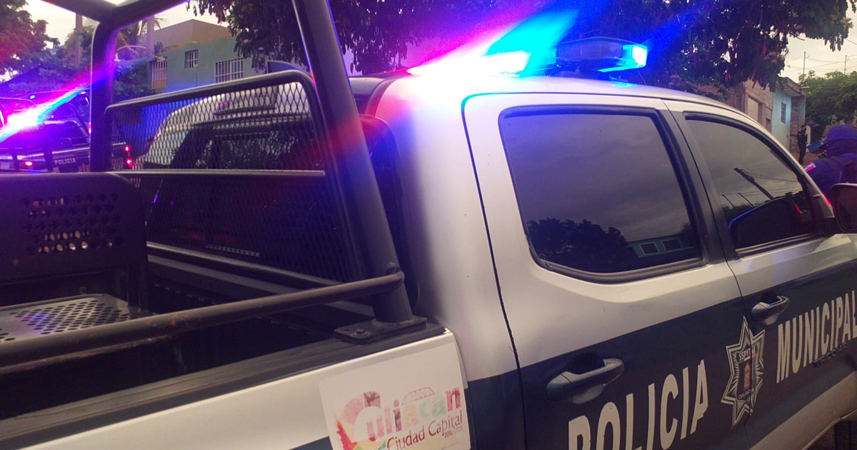 Vehículo de policía con luces intermitentes en escena de crimen en autopista Benito Juárez.