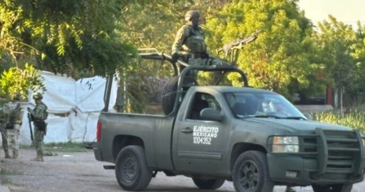 Vehículo militar verde con soldados en Culiacán, operativo de seguridad tras homicidio.