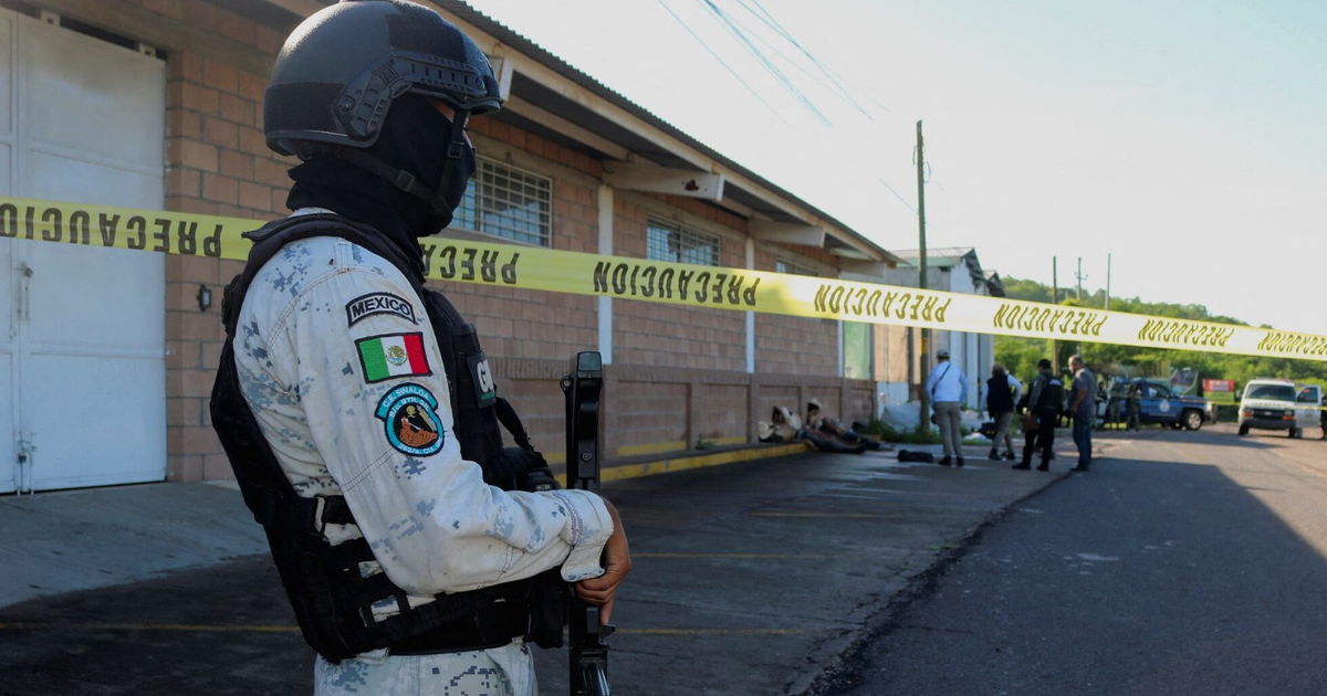 Oficial de seguridad en Sinaloa durante operativo tras aumento de homicidios en mayo