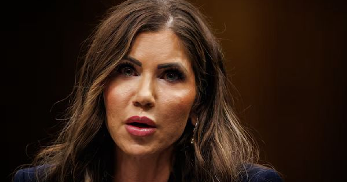 Mujer con cabello largo y oscuro en primer plano, posiblemente en un entorno hospitalario.