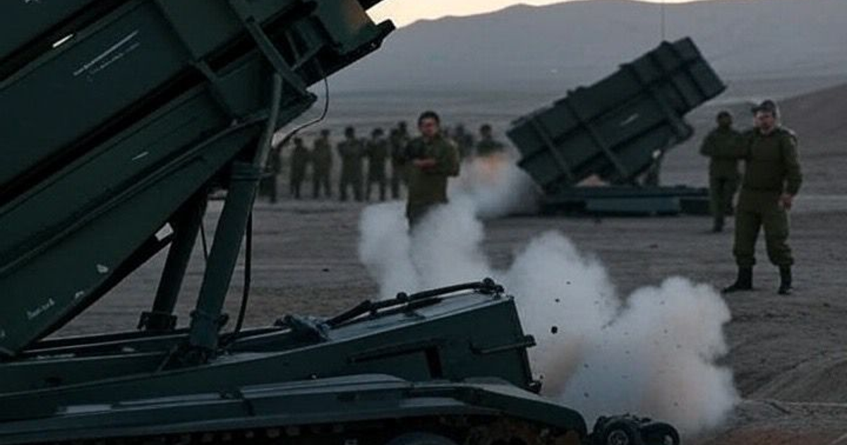 Sistema de lanzamiento de misiles en acción durante un ejercicio militar en el desierto, con soldados observando.