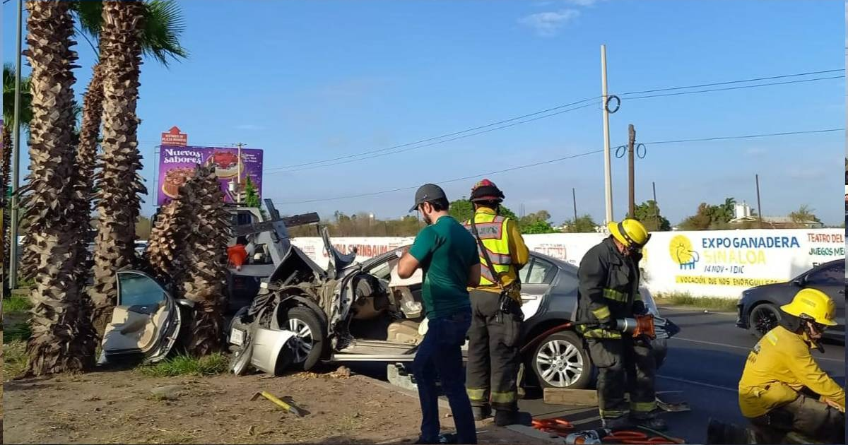 Accidente automovilístico en bulevar Pedro Infante con colisión contra palmera, vehículos dañados y personal de emergencia en acción.