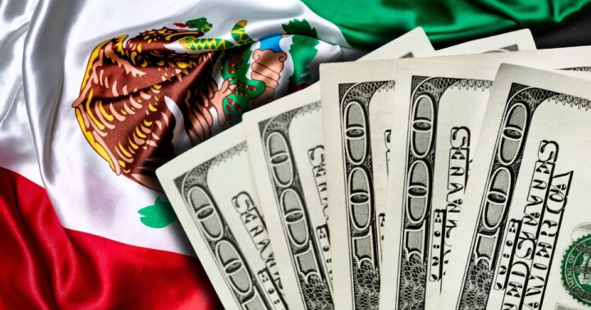 Bandera de México con billetes de 100 dólares en primer plano, simbolizando el gravamen a remesas desde EE.UU.