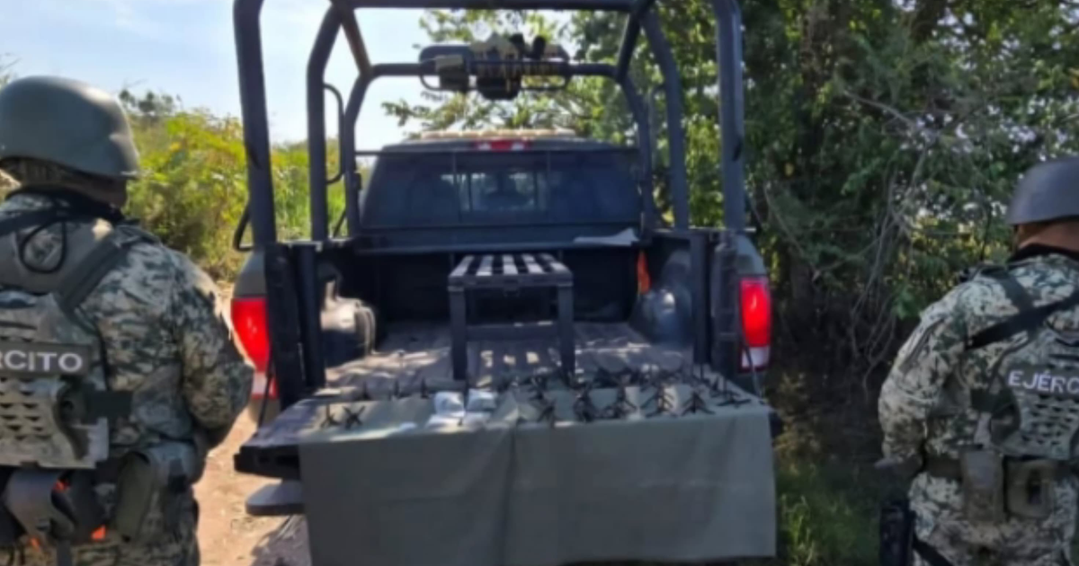 Camión cargado con objetos vigilado por militares en un entorno rural durante un operativo en Navolato.