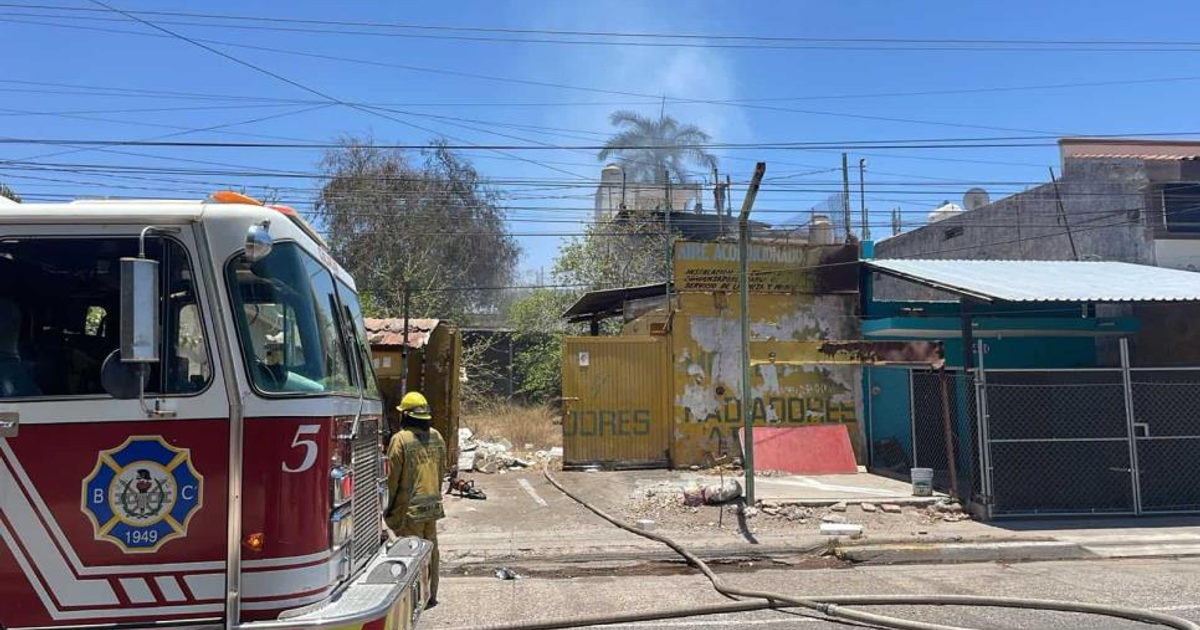 Camión de bomberos y bombero en acción durante un incendio urbano en Culiacán
