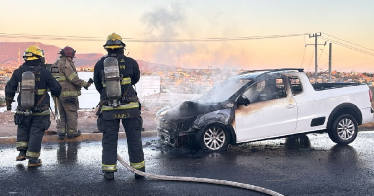Camioneta blanca incendiada en Culiacán con bomberos en acción