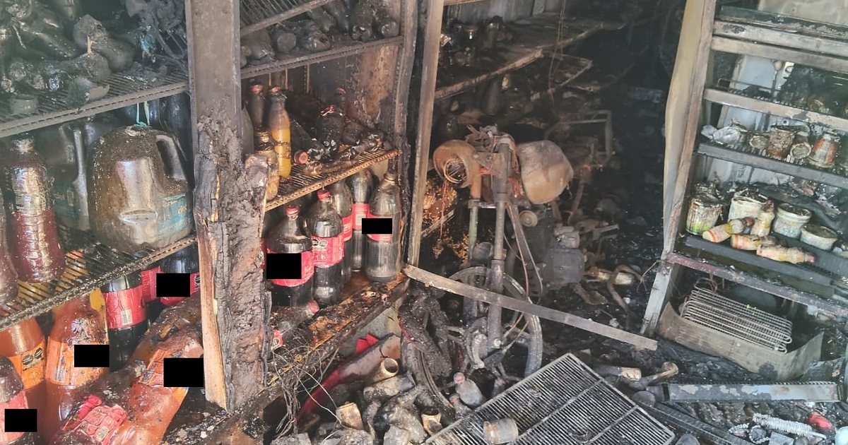 Interior de tortillería y abarrotes en Jahuara II tras incendio, con estanterías quemadas y objetos cubiertos de hollín.