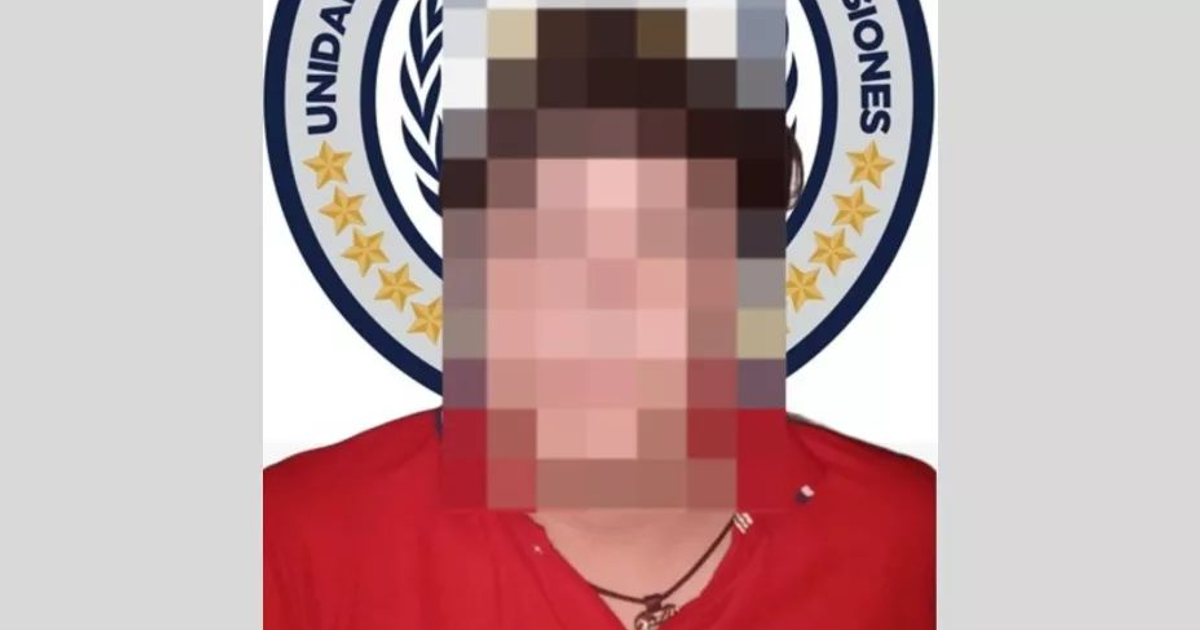 Persona con rostro pixelado y camisa roja frente a emblema de 'UNIDAD'.