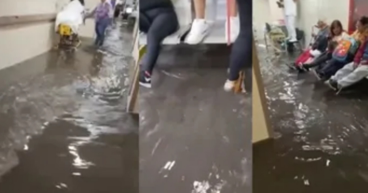 Pasillo inundado en Clínica 53 del IMSS con personas en sillas de ruedas y agua cubriendo el suelo.