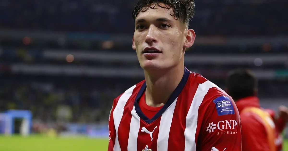 Jugador de fútbol con camiseta de rayas rojas y blancas en un estadio