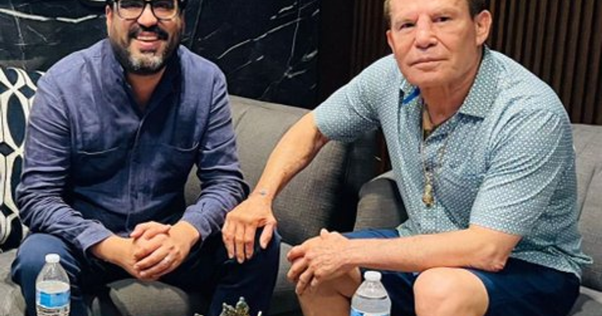 Dos personas sentadas en un sofá durante una reunión en Culiacán sobre boxeo.