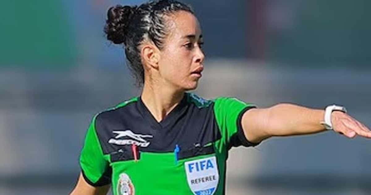 Árbitra Katia Itzel García en uniforme verde y negro durante un partido de la Copa Oro de Concacaf.