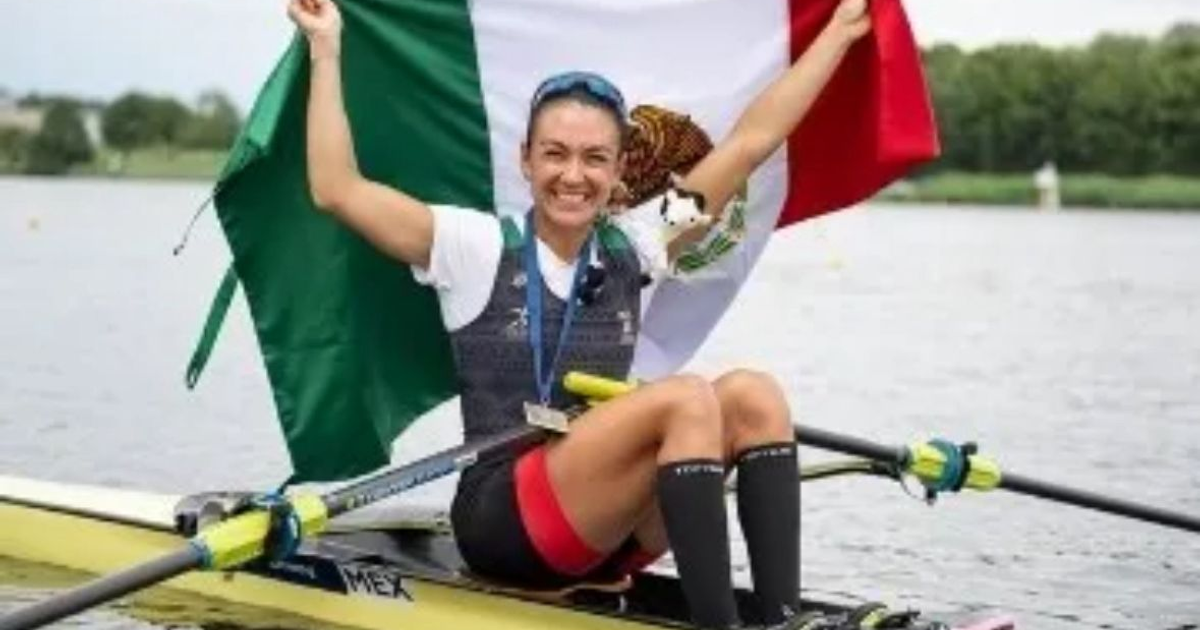 Kenia Lechuga celebrando con bandera de México y medalla en la Copa del Mundo de Remo 2025