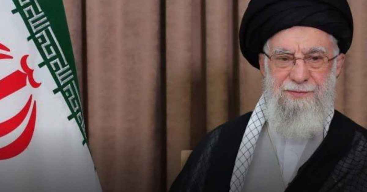 Vista aérea de Teherán con humo tras ataques aéreos, reflejando la tensión en la región.