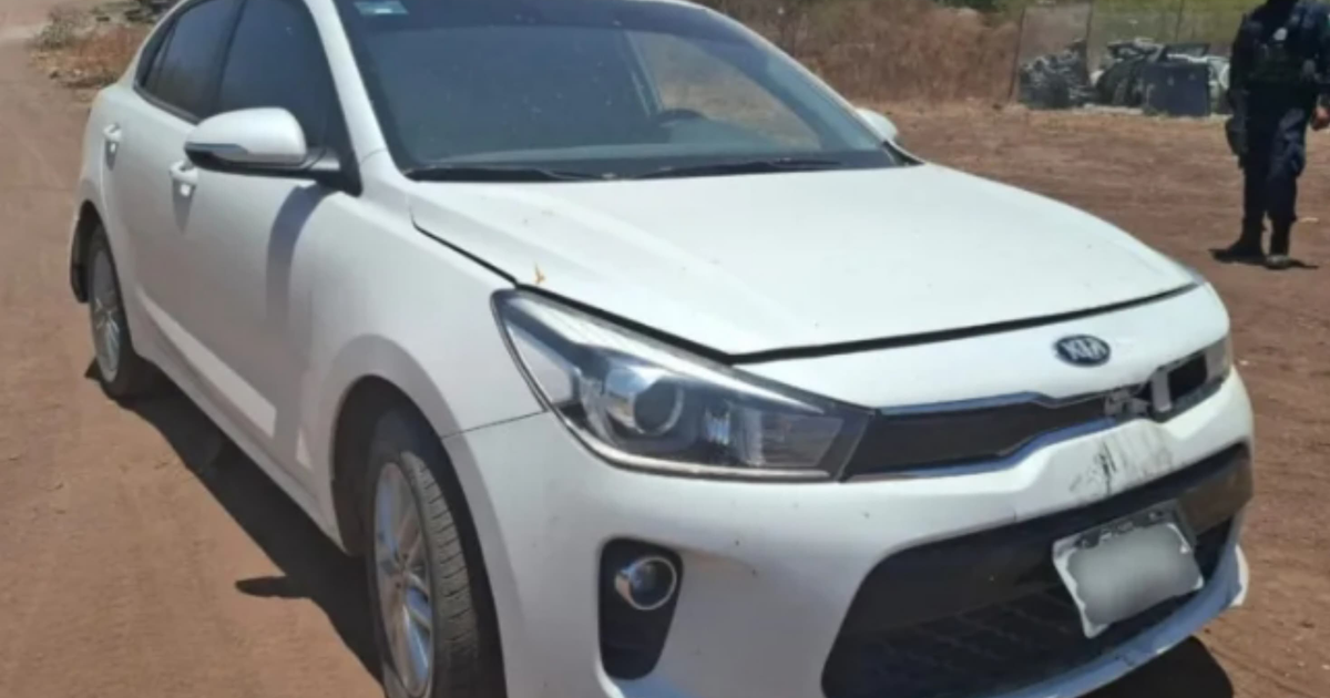 Kia Río blanco dañado recuperado en Culiacán por la policía