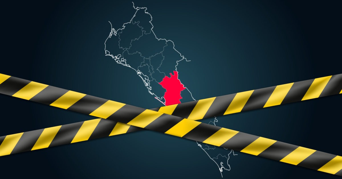 Mapa de Perú con región en rojo y cintas de advertencia amarillas y negras.