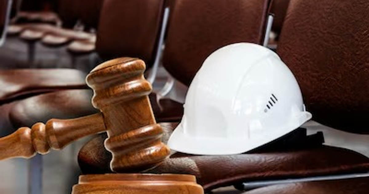 Mazo de juez y casco de seguridad sobre fondo de sillas marrones, representando la Ley Silla.