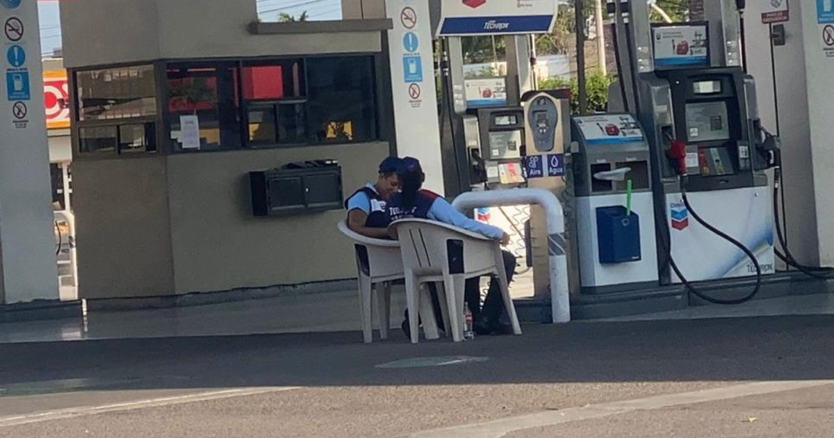 Gasolinera en Los Mochis con personas sentadas al frente, cumpliendo la ley silla.