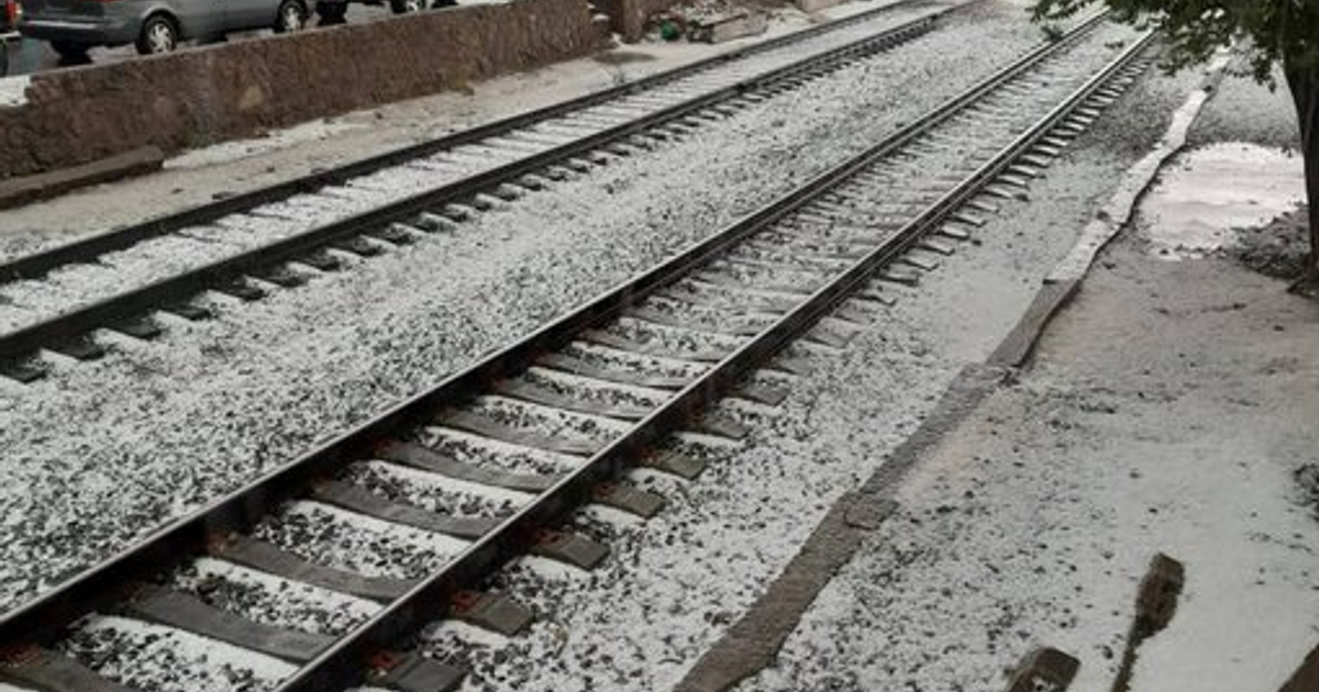Vía de tren en Creel cubierta de granizo tras tormenta