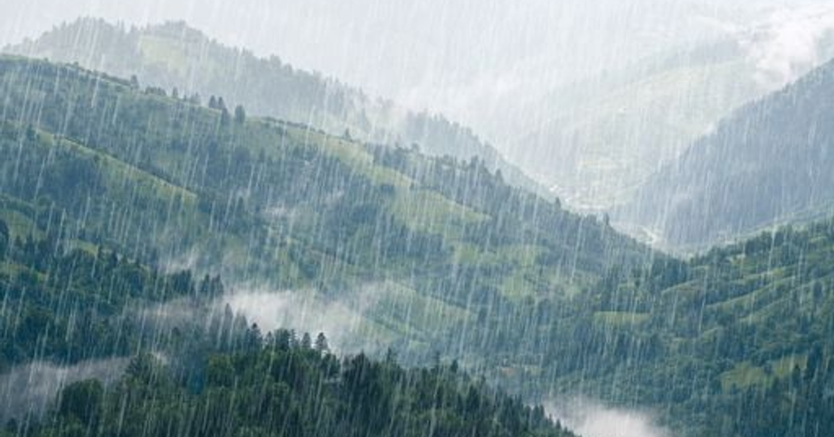 Paisaje montañoso lluvioso en Sinaloa con colinas verdes y neblina.