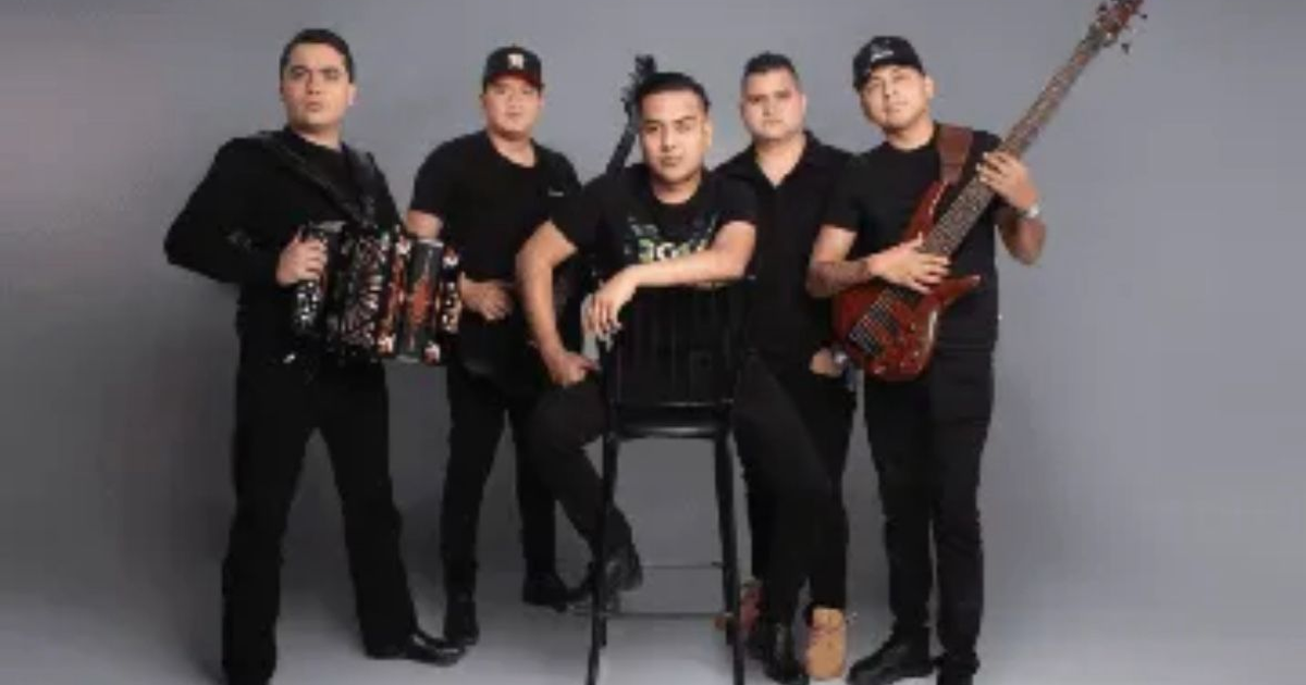 Los Juniors de Monterrey posando con instrumentos musicales en un estudio fotográfico.