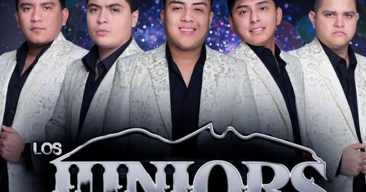 Los Juniors de Monterrey posan en trajes blancos decorados, fondo colorido, texto 'LOS JUNIORS'.