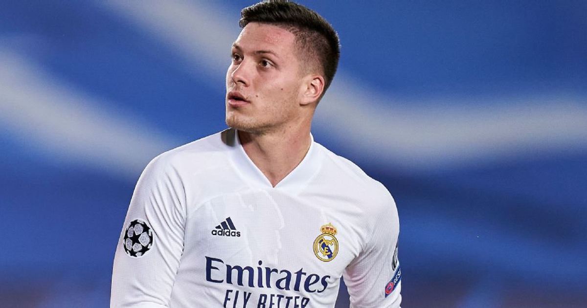 Luka Jović con la camiseta de Cruz Azul durante un partido, mostrando el emblema del club y el logo del patrocinador.