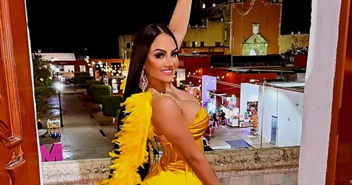 Mujer sonriente en balcón con vestido amarillo y fondo nocturno