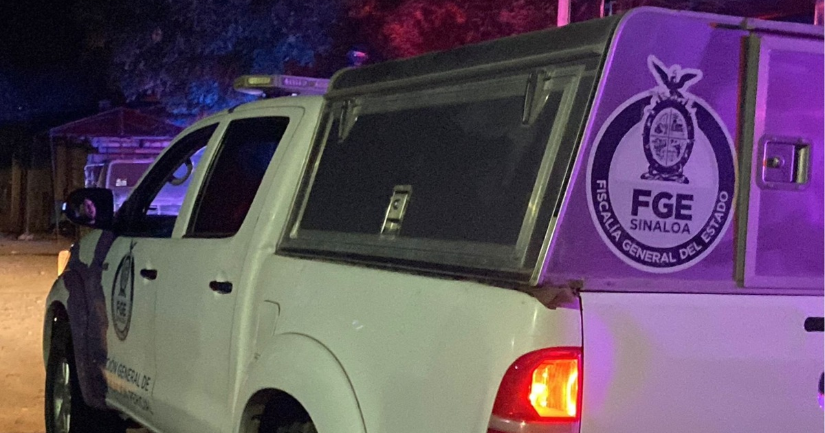 Camioneta de la Fiscalía de Sinaloa con luces de emergencia en la noche