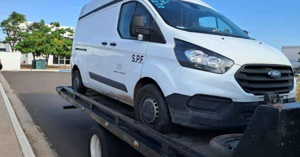 Furgoneta Ford Transit blanca con 'S.P.F.' en plataforma, relacionada con hallazgo en Culiacán.