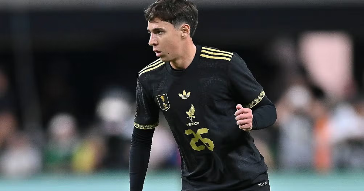 Mateo Chávez en movimiento con camiseta negra y número 26 durante un partido de fútbol en un estadio.