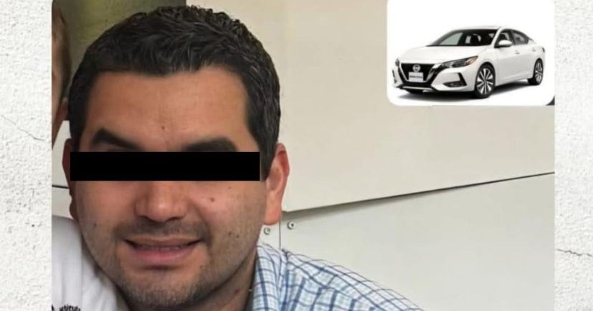 Hombre sonriente con rostro parcialmente cubierto y un automóvil Nissan a su lado, relacionado con la localización de Adrián García Valdez.