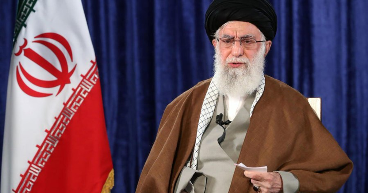 Ali Jamenei en discurso con bandera de Irán, tras alto al fuego Irán-Israel