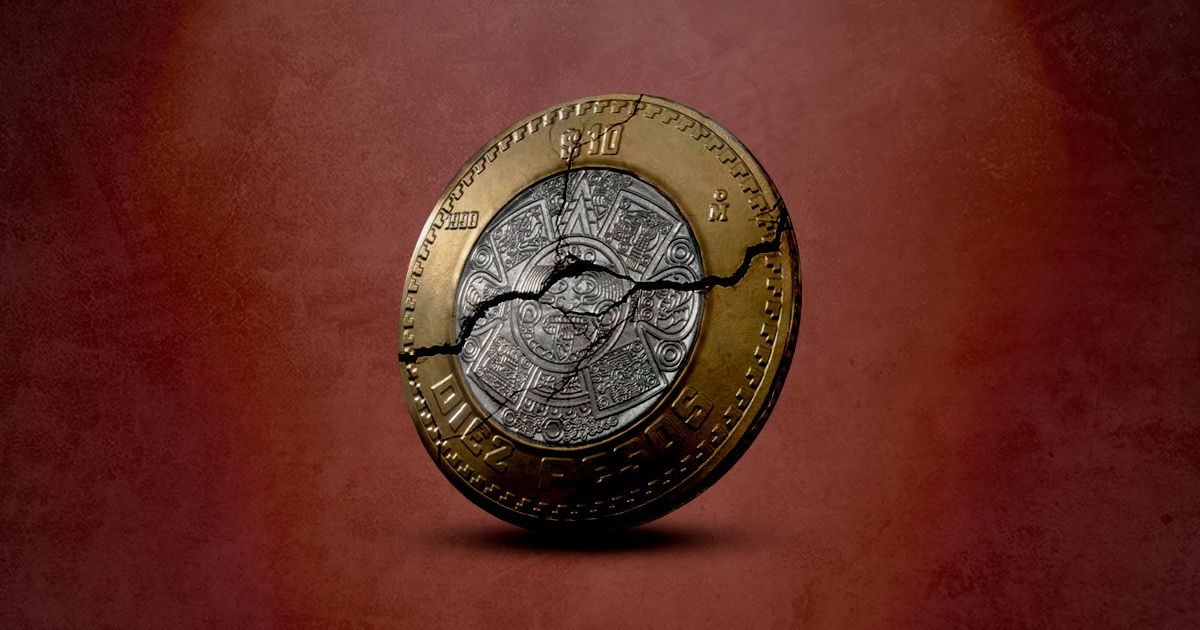 Moneda mexicana de diez pesos fracturada sobre fondo rojo, simbolizando crisis económica.