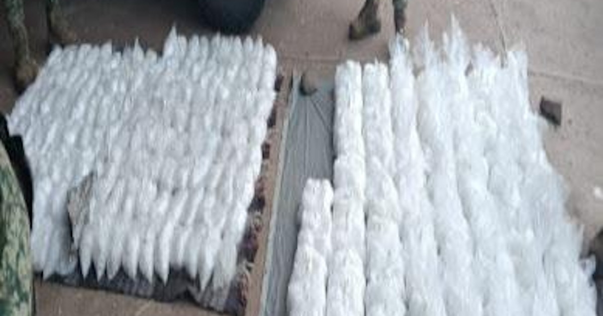 Bolsas en el suelo durante operativo en Culiacán por incautación de metanfetamina