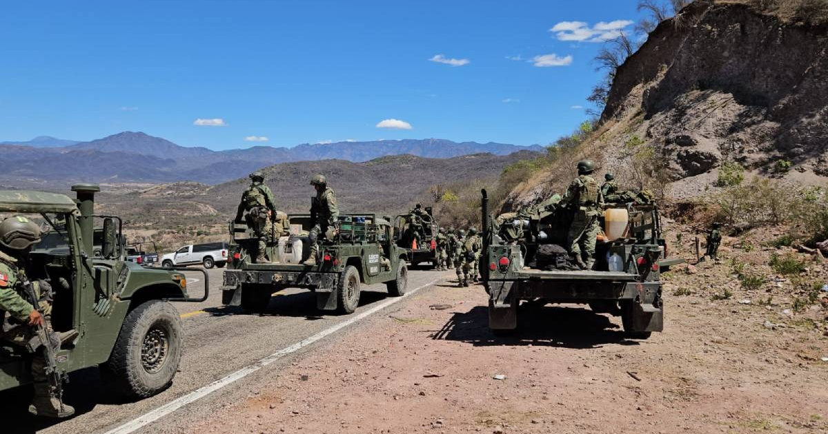 Convoy militar en carretera montañosa con Humvees y soldados armados, relacionado con operativo de rescate en Badiraguato.