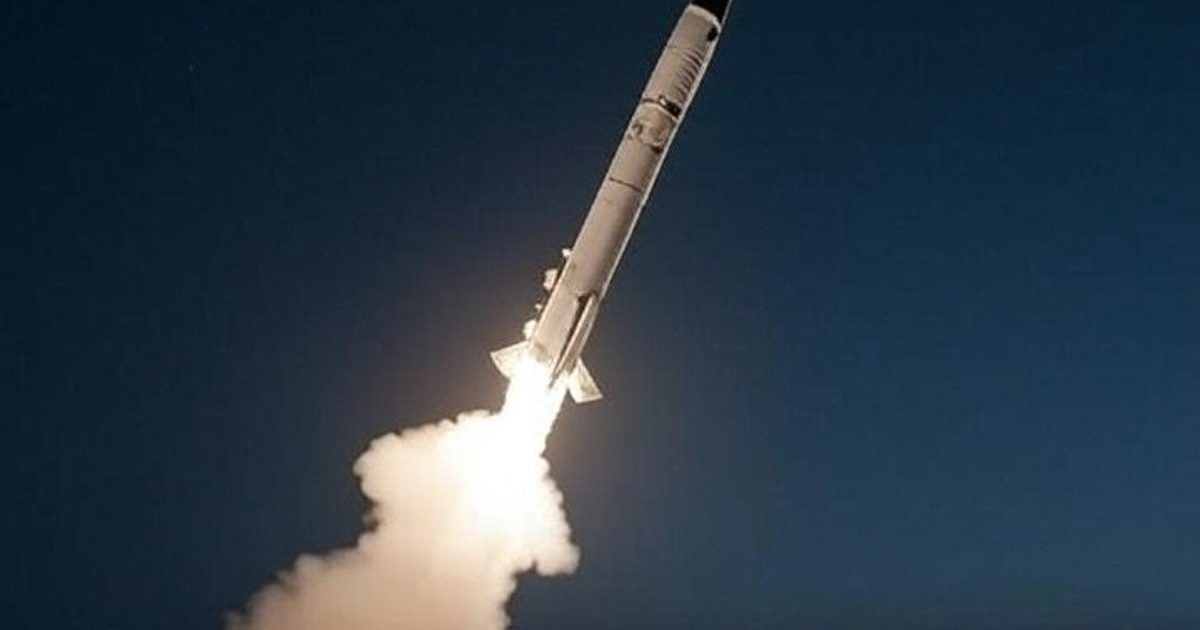 Cohete despegando en la noche con llamas y humo