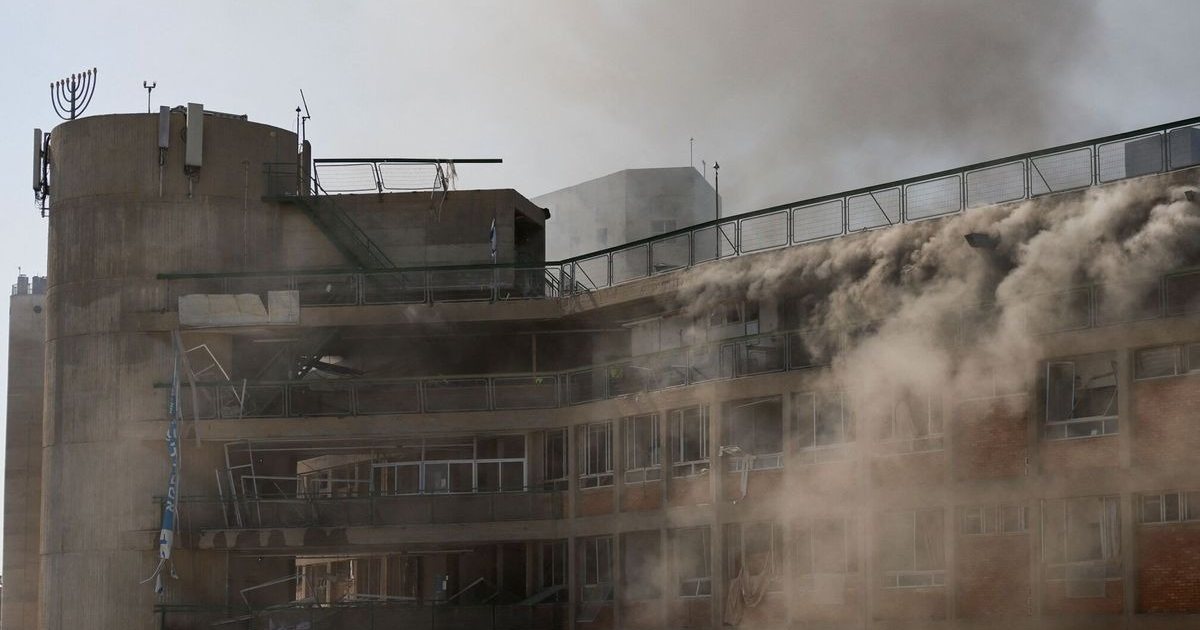Edificio en Haifa con humo tras ataque de misiles iraníes