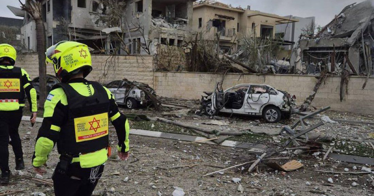 Escenario de devastación en Haifa con equipos de rescate tras fallo en alerta antimisiles