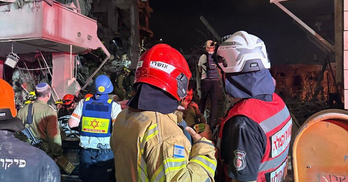 Rescatistas trabajando en un edificio colapsado en Tamra tras un ataque con misil.