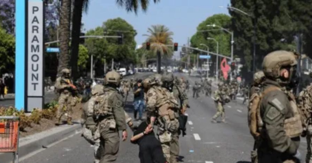 Operativo de seguridad en entorno urbano durante protestas migratorias en EE.UU.