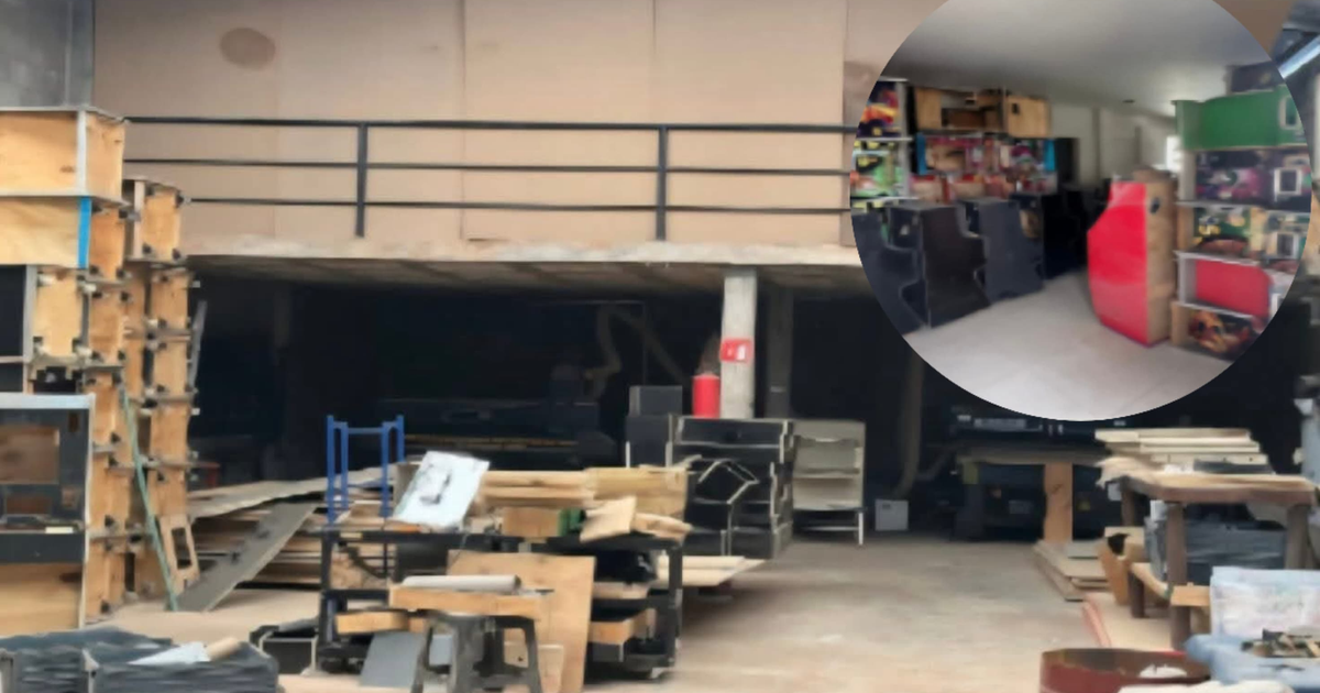 Taller desordenado con madera y máquinas arcade, vinculado a decomiso de tragamonedas en Culiacán.